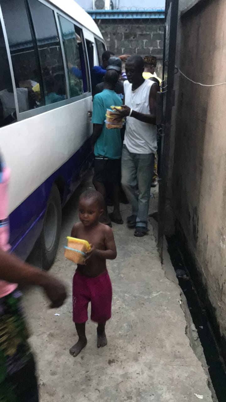 Lagos_street_feeding