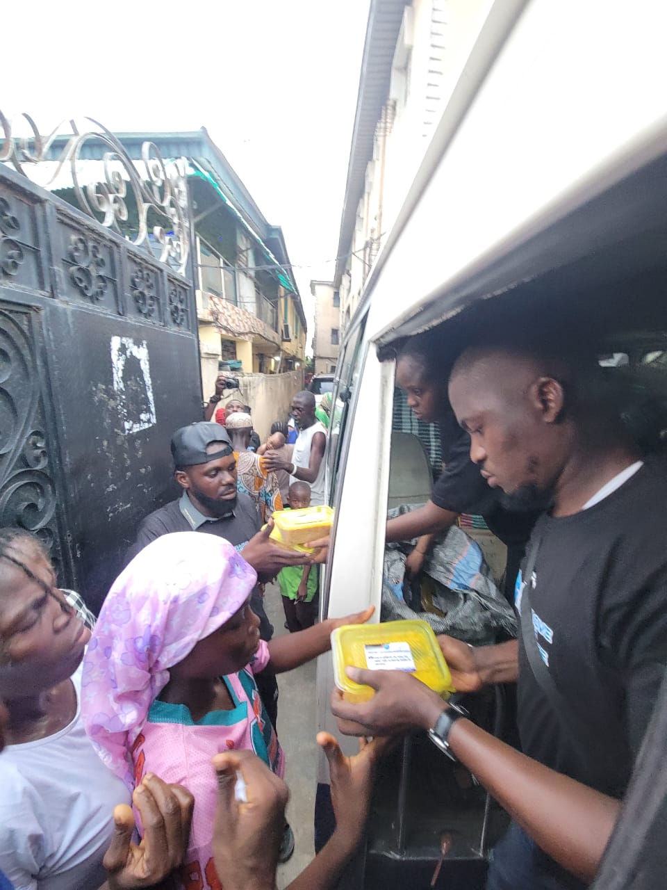 Lagos_street_feeding