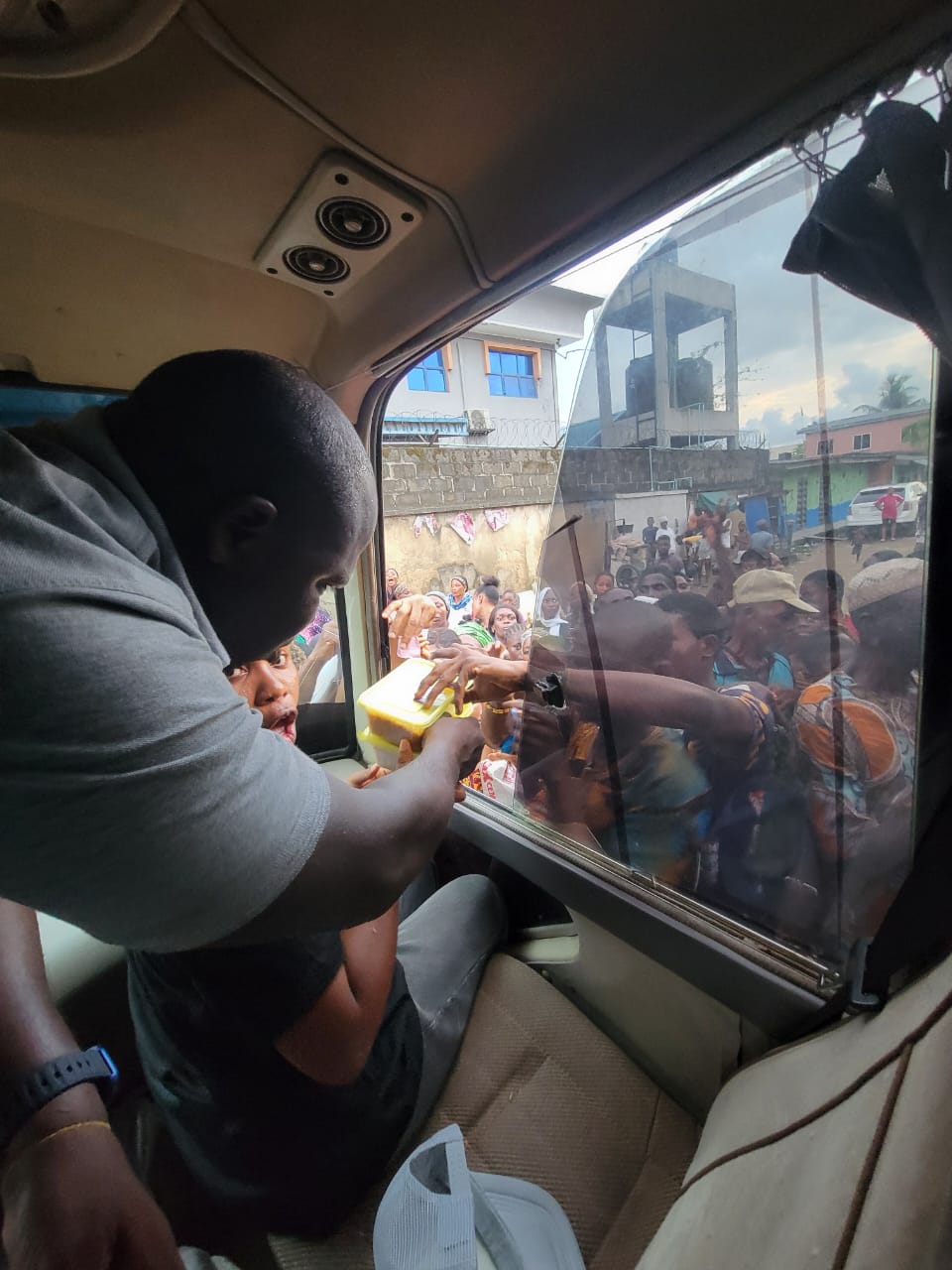 Lagos_street_feeding