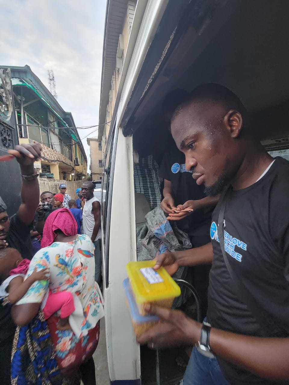 Lagos_street_feeding