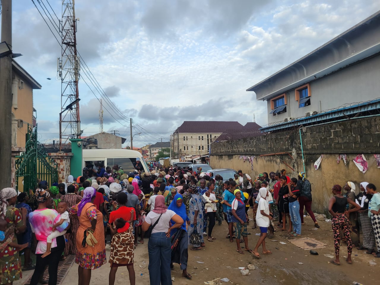 Lagos_street_feeding