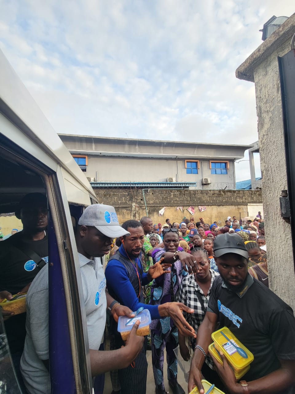Lagos_street_feeding